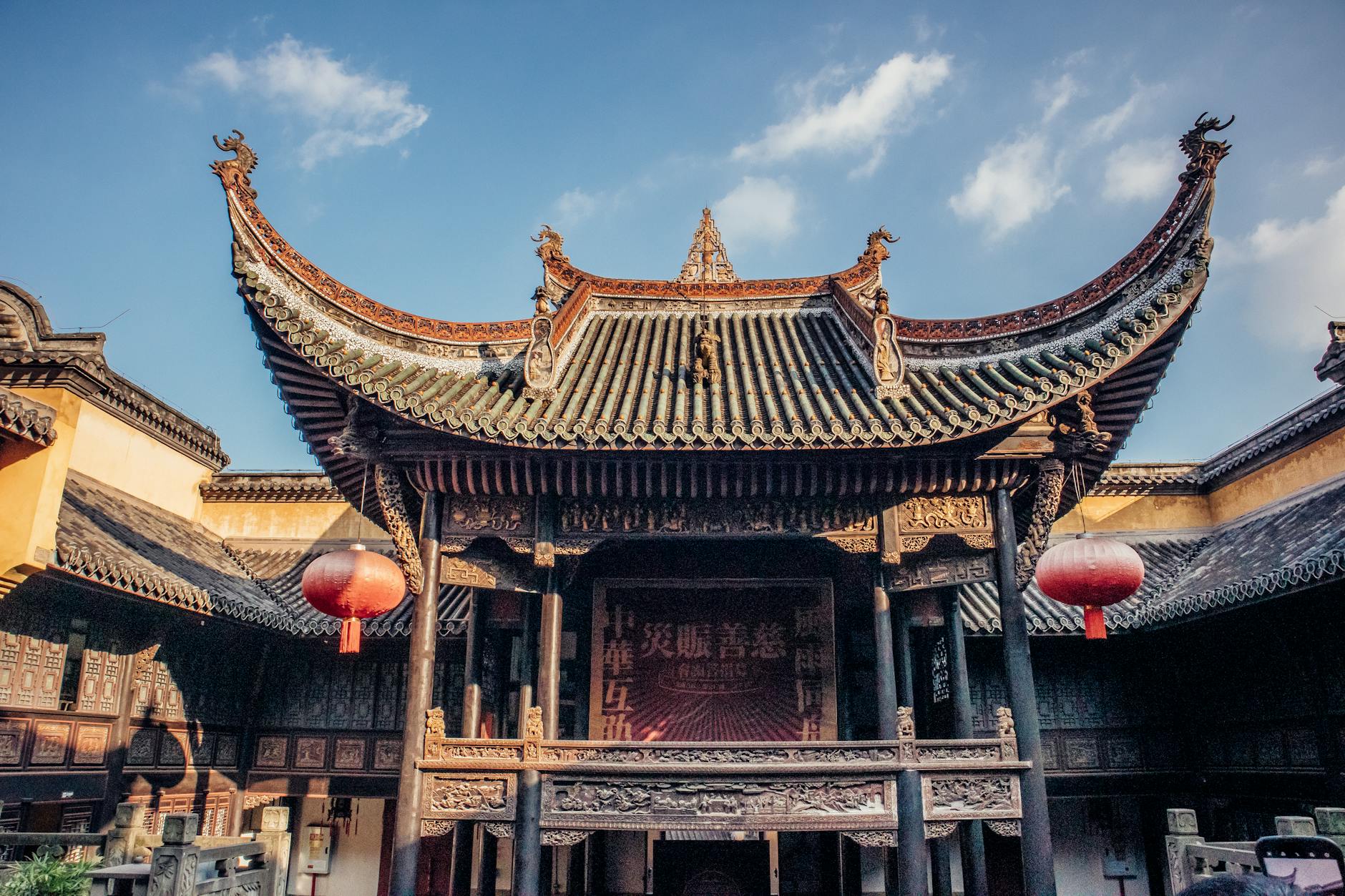 Chinese temple courtyard architecture traditional Glodok
